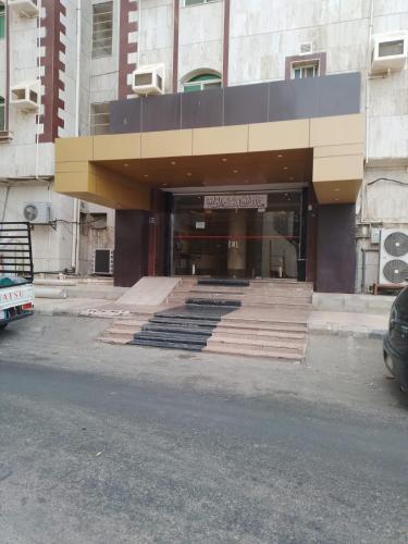uma frente de loja com escadas em frente a um edifício em آفاق التميز em Jidá