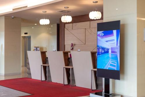 Ramada Plaza Craiovaにあるテレビまたはエンターテインメントセンター