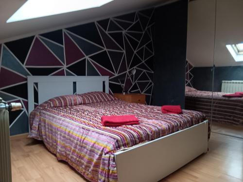 a bedroom with a bed with two red pillows on it at Global Guest in Sintra