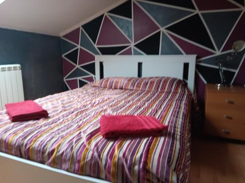 a bedroom with a bed with two pink towels on it at Global Guest in Sintra