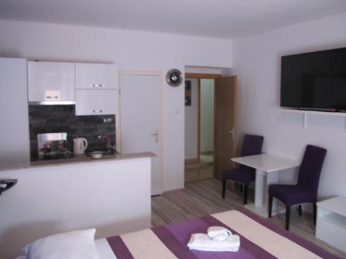 Rooms And Apartment Stambuk II