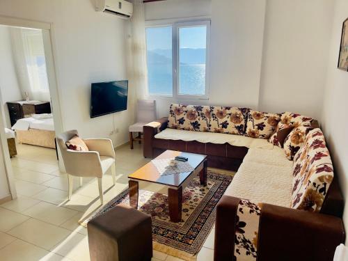 TV a/nebo společenská místnost v ubytování SeaView Apartments Rental Vlore