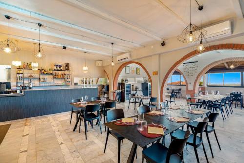 um restaurante com mesas e cadeiras num quarto em Ippotur Medieval Resort em Castelnuovo Magra