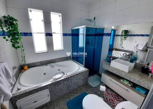 uma casa de banho com uma banheira, um WC e um lavatório. em Lindo aconchego do Interior. em Sorocaba