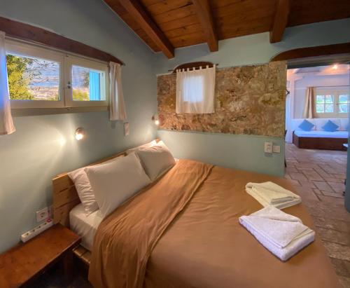 ein Schlafzimmer mit einem großen Bett in einem Zimmer in der Unterkunft Olive Grove Cottage - Excellent View in Lefkada Town