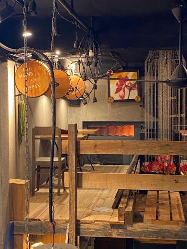 uma sala de jantar com uma mesa e bancos em Hostel-John Cafe and Beer em Da Lat