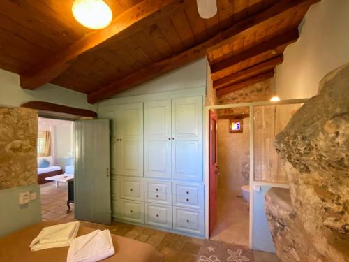 Zimmer mit einer Steinmauer und einem Zimmer mit in der Unterkunft Olive Grove Cottage - Excellent View in Lefkada Town