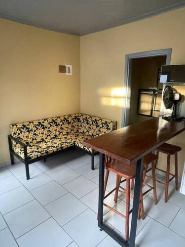 ein Sofa in einem Zimmer mit einem Tisch und einer Bank in der Unterkunft Ap completo otimo local proximo shopping 2 in Campo Grande