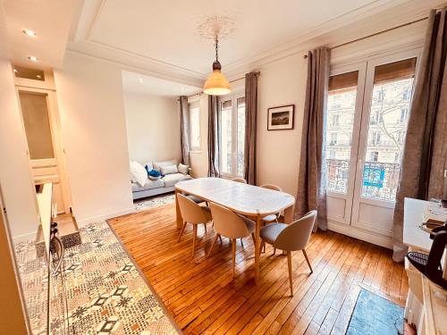 une salle à manger avec une table et des chaises dans l'établissement Charming 4-room flat near Eiffel Tower-8people-2 bedrooms, à Paris