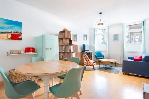 un salon avec une table et des chaises dans l'établissement Appartement Le Pouliguen Centre, au Pouliguen
