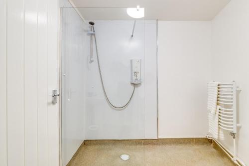 y baño con ducha y puerta de cristal. en Queens Cabin - Near South Bay Beach en Scarborough