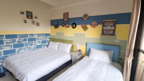 Una cama o camas en una habitación de Yun He Homestay