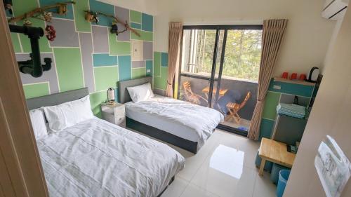 Una cama o camas en una habitación de Yun He Homestay
