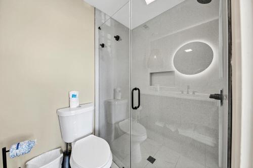 Et badeværelse på Modern Beach Bungalow