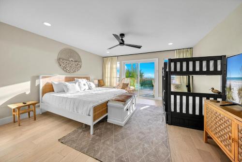 En eller flere senge i et værelse på Modern Beach Bungalow