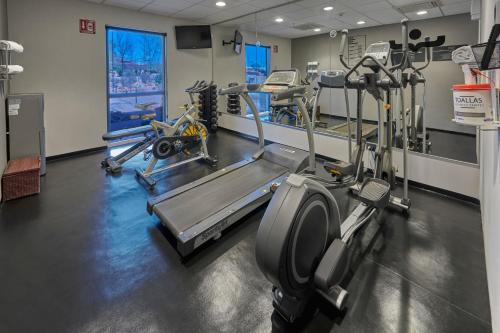 a gym with treadmills and machines in a room at City Express by Marriott Salina Cruz in Salina Cruz
