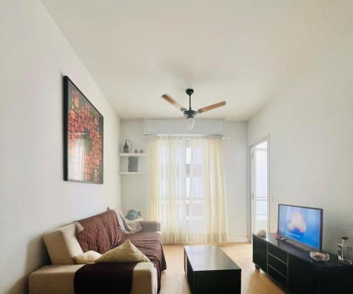 TV a/nebo společenská místnost v ubytování Guarujá - Praia das Asturias Beira-Mar