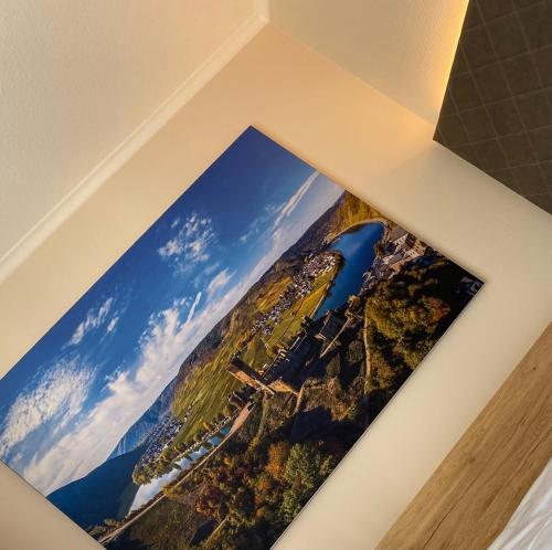 a picture of a painting on a wall at Hotel Restaurant Roemer in Merzig