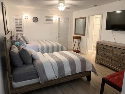 een slaapkamer met 2 bedden en een flatscreen-tv bij Full Kitchen , Dream bathroom will be a memory:) in Kissimmee