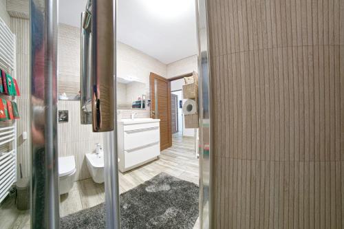La salle de bains est pourvue de toilettes et d'un lavabo. dans l'établissement Casa Mia, à Câmpulung Moldovenesc