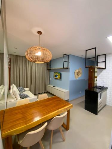 Una sala de estar con una mesa y una cama. en Villa Palmeira Flecheiras 101, en Flecheiras