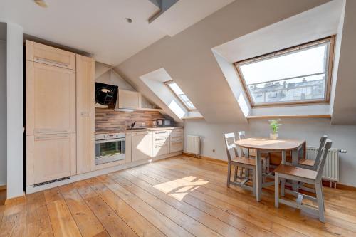 een keuken met een tafel en stoelen en een raam bij Charming Loft in Vilnius Oldtown in Vilnius