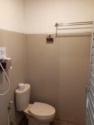 ein kleines Bad mit einem WC und einer Dusche in der Unterkunft Amelle Villas & Residences Canggu in Canggu