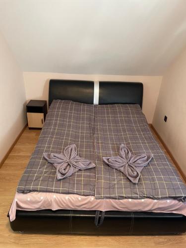 ein Bett mit zwei Schüsseln auf einem Zimmer in der Unterkunft Ponty Apartman in Kunfehértó