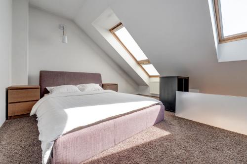een slaapkamer met een groot bed op zolder bij Charming Loft in Vilnius Oldtown in Vilnius