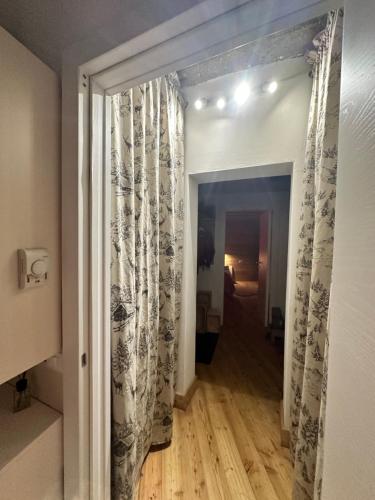 a hallway with a door with a curtain at CIELO E TERRA Chalet a Zencheri in Piazza