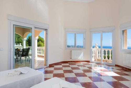 um quarto branco com 2 camas e um piso de xadrez em Villa Ros - PlusHolidays em Calpe