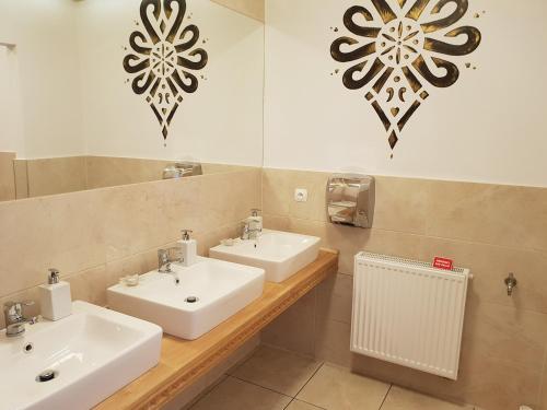 a bathroom with two sinks and a mirror at Tatra Goralski Ski Suche in Suche