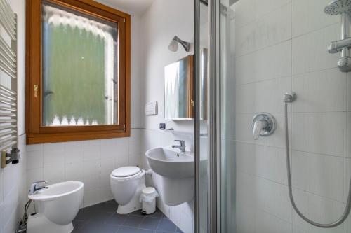 W łazience znajduje się toaleta, umywalka i prysznic. w obiekcie LA MAR Apartment Chirignago w mieście Marghera