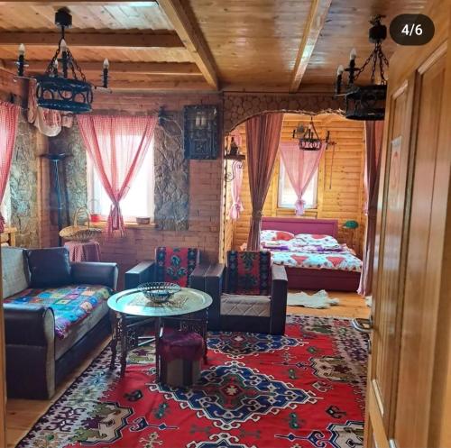 uma sala de estar com um sofá e uma mesa em PrenocisteMelinaSjenica em Sjenica