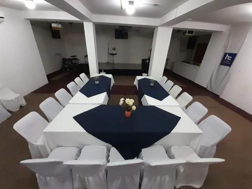 einen Konferenzraum mit einem Tisch und weißen Stühlen in der Unterkunft era hc in Cuernavaca