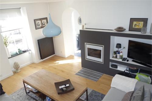 un salon avec un canapé et une table dans l'établissement La Clarté-House, à Perros-Guirec