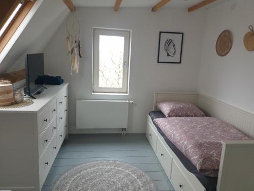 1 dormitorio con 1 cama, vestidor y ventana en @Salland, en Zwolle