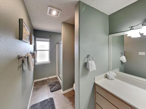La salle de bains est pourvue d'un lavabo et d'un miroir. dans l'établissement Motor Boat Inn, à Île Padre