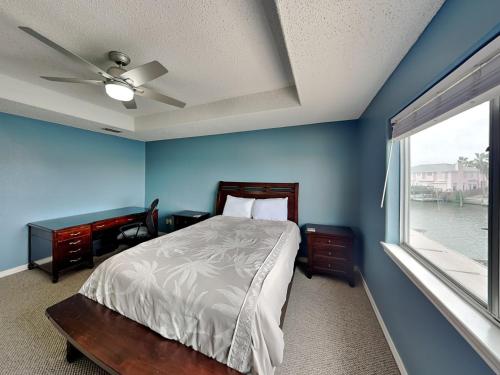 - une chambre avec un lit, un bureau et une fenêtre dans l'établissement Motor Boat Inn, à Île Padre