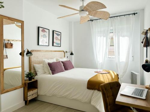 Un pat sau paturi într-o cameră la Solecito Santa Pola. Relax and beach 4 min away