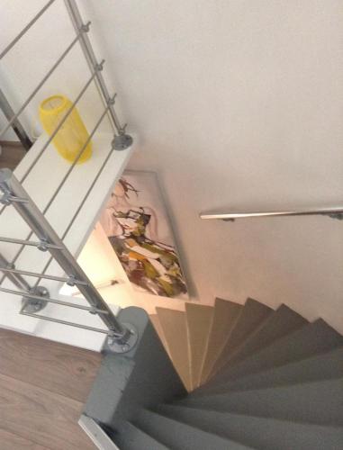 - un escalier dans une pièce ornée d'une peinture murale dans l'établissement Studio climatisé indépendant plein cœur de Lyon, à Lyon