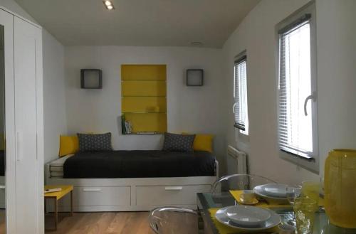 une chambre avec un lit et une table avec des chaises dans l'établissement Studio climatisé indépendant plein cœur de Lyon, à Lyon