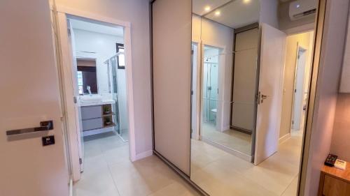 Koupelna v ubytování Recanto dos Girassóis 203 - Excelente apartamento 2 quartos em prédio com piscina - à 200m do mar - (Consultar serviços de roupa de cama e banho)
