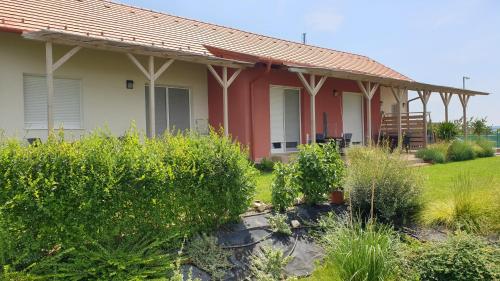 Fotografie z fotogalerie ubytování Búzavirág Apartmanház v destinaci Balatonakali