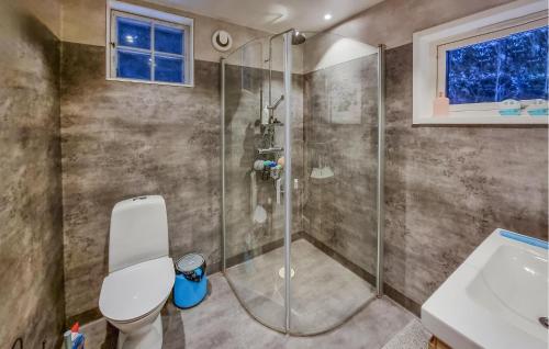 ein Bad mit einer Dusche, einem WC und einem Waschbecken in der Unterkunft Cozy Home In Skepplanda With Private Swimming Pool, Can Be Inside Or Outside in Skepplanda