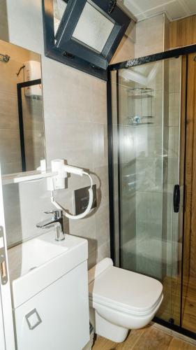 Ένα μπάνιο στο Port Marmaris Rooms
