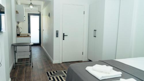 Ένα ή περισσότερα κρεβάτια σε δωμάτιο στο Port Marmaris Rooms