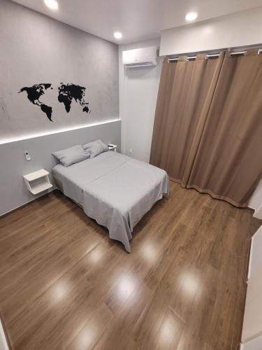 una camera con letto e mappa sul muro di Flabeachdan a Rio de Janeiro