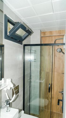 Ένα μπάνιο στο Port Marmaris Rooms