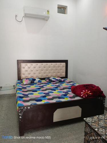 1 dormitorio con 1 cama en una habitación en Shri radhe shyam sadan, en Govardhan